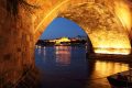 Večerní Praha pod Karlovým mostem